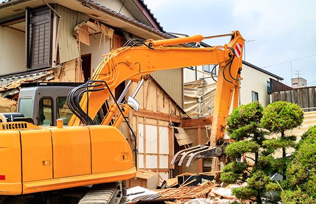 家を解体し更地にする